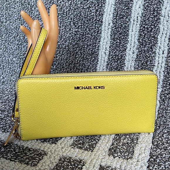 Michael Kors Jet Set Travel Large Travel CONTINENTAL 
Sunshine - Picture 13 of 16